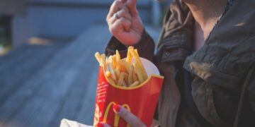 Онколог перечислил три симптома рака, которые могут проявиться во время еды