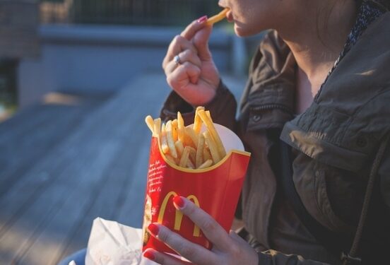 Онколог перечислил три симптома рака, которые могут проявиться во время еды