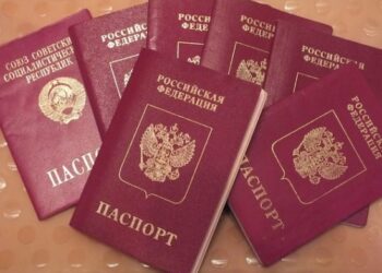 Песков подтвердил, что у части российских чиновников изымают загранпаспорта