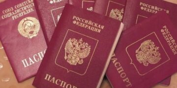 Песков подтвердил, что у части российских чиновников изымают загранпаспорта