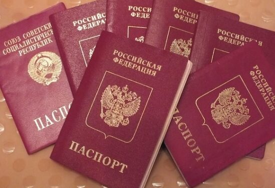 Песков подтвердил, что у части российских чиновников изымают загранпаспорта