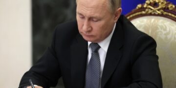 Путин освободил от должности второго замглавы МЧС за неделю
