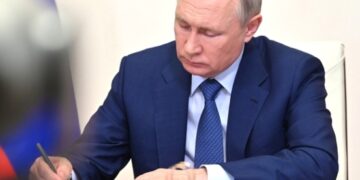 Путин подписал закон об электронных повестках и создании реестра военнообязанных