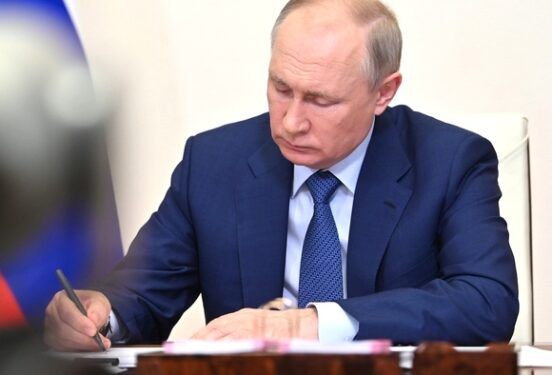 Путин подписал закон об электронных повестках и создании реестра военнообязанных