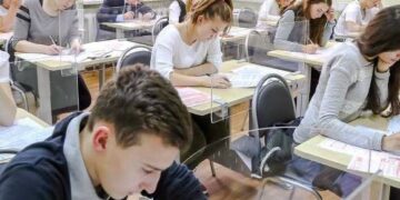 Глава Рособрнадзора заявил, что ЕГЭ не отменят в ближайшие десять лет