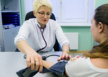 «Говорить на понятном языке и не ставить пациента ниже себя»: российским врачам раздали рекомендации, как правильно общаться