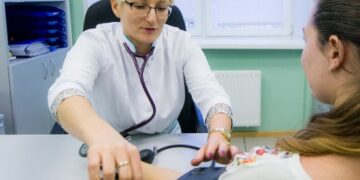 «Говорить на понятном языке и не ставить пациента ниже себя»: российским врачам раздали рекомендации, как правильно общаться