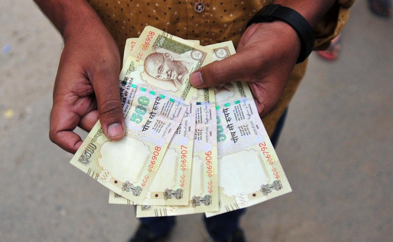 
                    Россия обсуждает перевод в другую валюту имеющихся у нее рупий

                