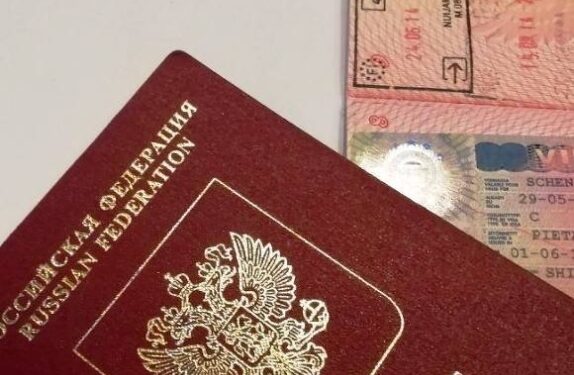 Российские пограничники получат право изымать загранпаспорта у россиян, которым запрещен выезд из страны