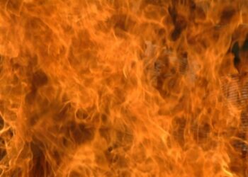 ТАСС: На Кубани из-за падения беспилотника загорелся резервуар с нефтью (видео)