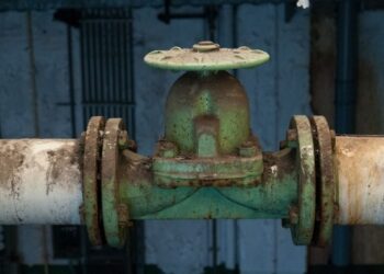 В Псковской области произошел взрыв, повреждено здание нефтепровода