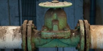 В Псковской области произошел взрыв, повреждено здание нефтепровода