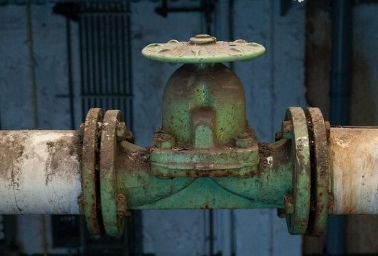 В Псковской области произошел взрыв, повреждено здание нефтепровода