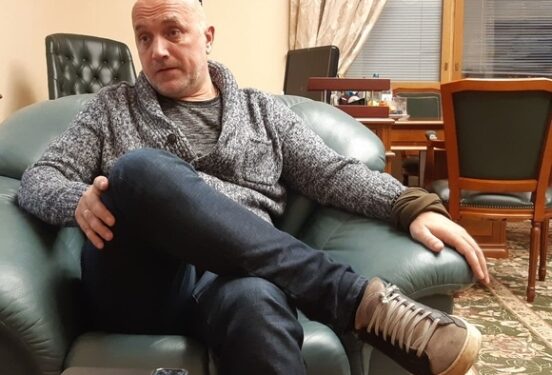 Захар Прилепин ранен при взрыве автомобиля, его водитель погиб