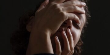 «Инсульт, рак, нейросифилис»: врач перечислила опасные болезни, о которых может сигнализировать икота