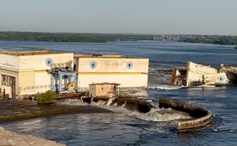 
                    Как выглядит разрушенная Каховская ГЭС спустя двое суток. Видео

                