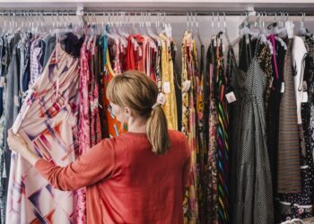 Преимущества покупки одежды оптом в сток и секонд хенде