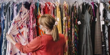 Преимущества покупки одежды оптом в сток и секонд хенде
