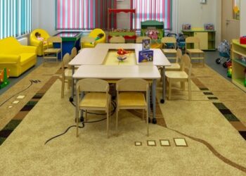 «Били и дергали за волосы»: сотрудников детсада в Новосибирске поймали на истязании воспитанников (видео)