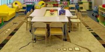 «Били и дергали за волосы»: сотрудников детсада в Новосибирске поймали на истязании воспитанников (видео)