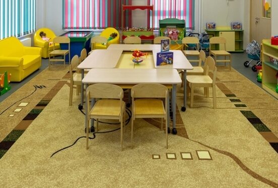 «Били и дергали за волосы»: сотрудников детсада в Новосибирске поймали на истязании воспитанников (видео)