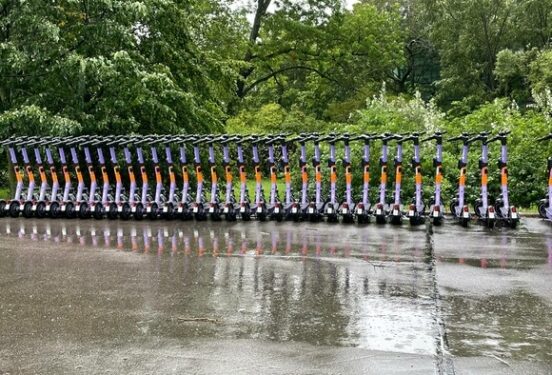 «Известия»: Минтранс планирует ввести отдельные штрафы для водителей электросамокатов