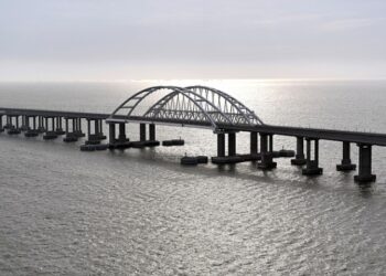 Крымский мост закрыт из-за ЧП, паромная переправа остановлена