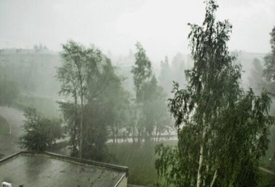 Мощный ураган в Казани сняли на видео: сильный ветер сносит крыши и рвет провода