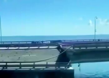 НАК: Крымский мост атаковали украинские беспилотники, частично обрушен пролет