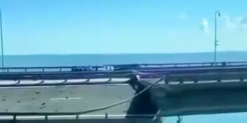 НАК: Крымский мост атаковали украинские беспилотники, частично обрушен пролет
