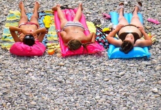 «Приводит к образованию тромбов»: онколог-маммолог предупредил об опасности загара