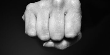 «Таранили машины и стреляли»: на Сахалине десятки мужчин подрались у супермаркета