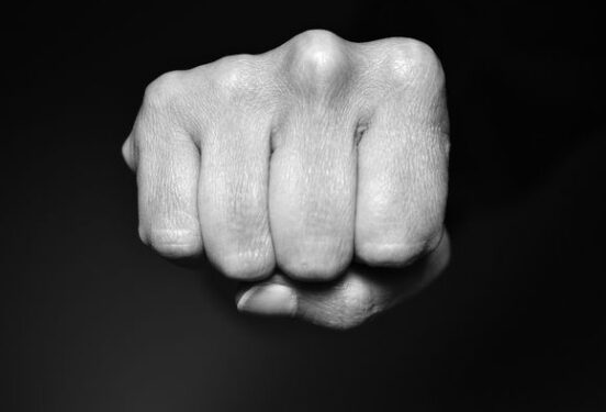 «Таранили машины и стреляли»: на Сахалине десятки мужчин подрались у супермаркета