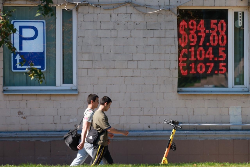 Доллар почти ₽100: как падение рубля скажется на ценах на жилье и