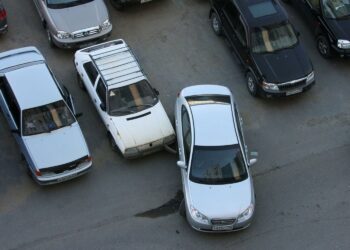 ДТП с припаркованными автомобилями: причины, последствия и способы предотвращения