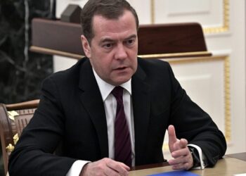 Медведев назвал число контрактников, принятых на службу в ВС РФ с начала года