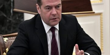 Медведев назвал число контрактников, принятых на службу в ВС РФ с начала года