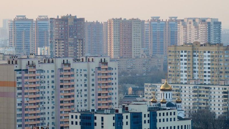 Падающий рубль и дорожающая ипотека подстегнули спрос на жилье в