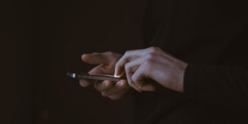 Роскомнадзор грозит блокировкой миллионам серых SIM-карт