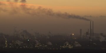 Столб оранжевого дыма у челябинского завода «Мечела» сняли на видео