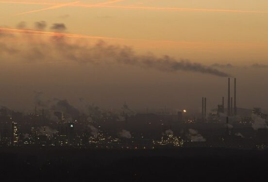 Столб оранжевого дыма у челябинского завода «Мечела» сняли на видео
