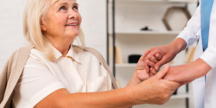 Важность выбора квалифицированной сиделки с проживанием и ее положительное влияние на качество жизни пожилых людей