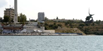 Десять крылатых ракет атаковали морской завод в Севастополе: повреждены два корабля, пострадали 24 человека