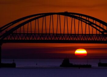 Дроны трижды за ночь пытались атаковать Крымский мост