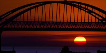 Дроны трижды за ночь пытались атаковать Крымский мост