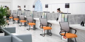 «Коммерсант»: Россияне осаждают МФЦ, чтобы отказаться от биометрии