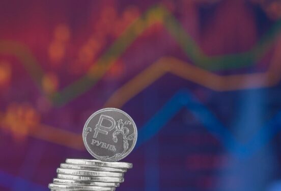 Минфин спрогнозировал укрепление рубля к концу года