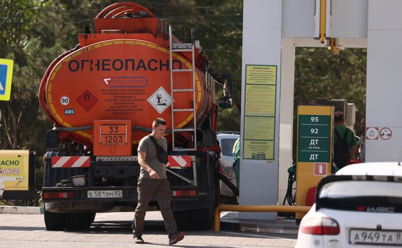 
                    Песков назвал сроки действия ограничения на экспорт бензина и дизтоплива

                