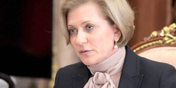 Попова заявила об отсутствии оснований для введения масочного режима в России