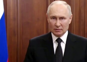 Путин на открытом уроке для школьников назвал Россию непобедимой